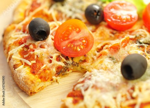 Photo: Pizza mit Tomaten und Oliven Pizza mit Tomaten und Oliven