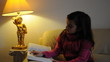 Mädchen liest ein Buch auf dem Sofa