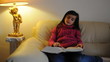 Mädchen liest ein Buch auf dem Sofa