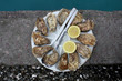 Huîtres sur une assiette, à manger sur le port