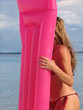 Jeune femme blonde et son matelas rose Jeune femme blonde et son matelas rose