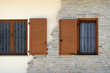 coppia di finestre con intonaco e mattoni coppia di finestre con intonaco e mattoni