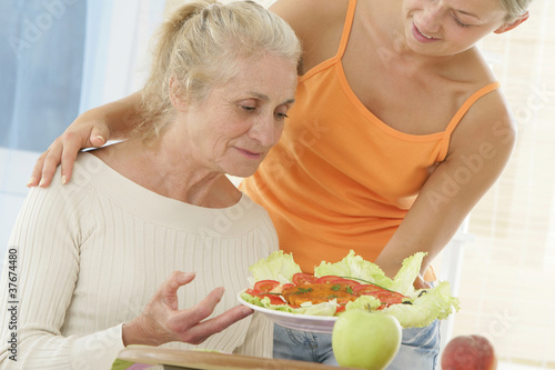 Photo: Aide à la personne - Heure du repas Aide à la personne - Heure du repas