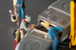 Miniatur Handwerker führen Wartung durch. Miniatur Handwerker führen Wartung durch.