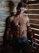 Foto: Muscle sexy naked young man near to wooden boards Muscle sexy naked young man near to wooden boards