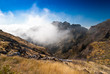 Wolken hängen im Berg