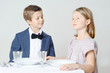 kinder zu tisch
