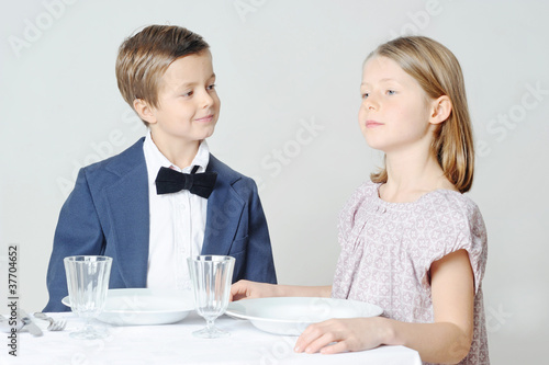 Photo: kinder zu tisch kinder zu tisch