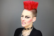 Frau mit rotem Iro Punk