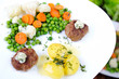 Leipziger Allerlei mit Salzkartoffeln und Frikadellen