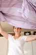 Junge Frau macht Bett