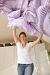 Junge Frau macht Bett