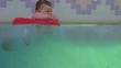 Bébé dans la piscine