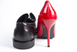 Roter Pumps und schwarzer Herrenschuh