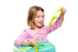 Foto: Mädchen verpackt ein Geschenk Mädchen verpackt ein Geschenk