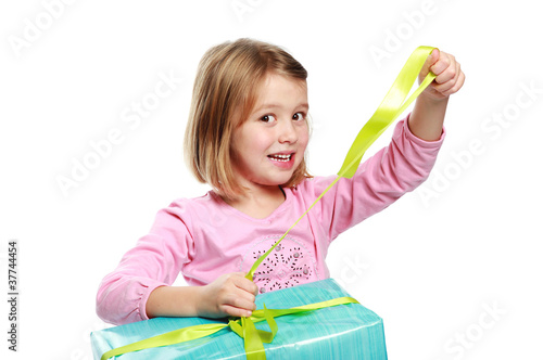 Foto: Mädchen verpackt ein Geschenk Mädchen verpackt ein Geschenk