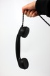 Hand hält sehr alten Telefonhörer an Strippe