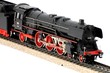 alte Lokomotive Modellbahn freigestellt auf Gleis