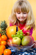Foto: Mädchen sucht Obst aus Mädchen sucht Obst aus