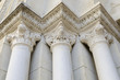 trois colonnes anciennes