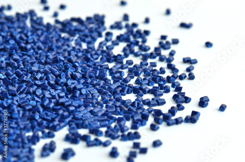 Foto: blaues Kunststoffgranulat blaues Kunststoffgranulat