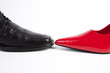 Roter Damen und schwarzer Herrenschuh