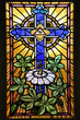 Glasfenster mit Kreuz