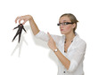 Femme menacant un homme en le tenant du bout des doigts
