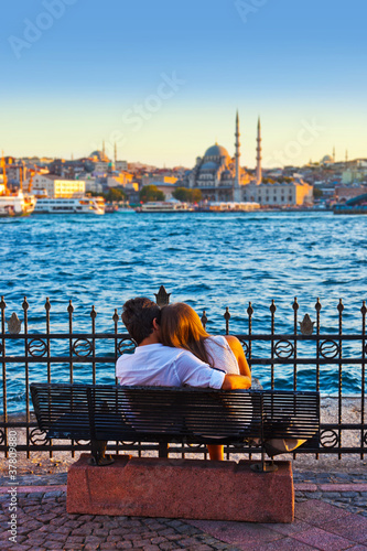 Foto: Man and woman on bench at Istanbul Turkey Man and woman on bench at Istanbul Turkey
