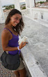 Ragazza disegna graffiti con il gesso a Cuba Ragazza disegna graffiti con il gesso a Cuba