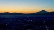 富士山と街並みの夕暮れ