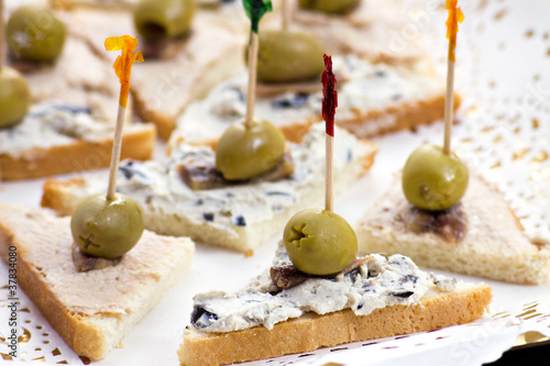 Photo: Sandwiches (Tuna and Olives) Sandwiches (Tuna and Olives)