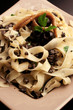 Tagliatelle con olive nere e filetti d'acciughe