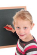 Mädchen an Schreibtafel