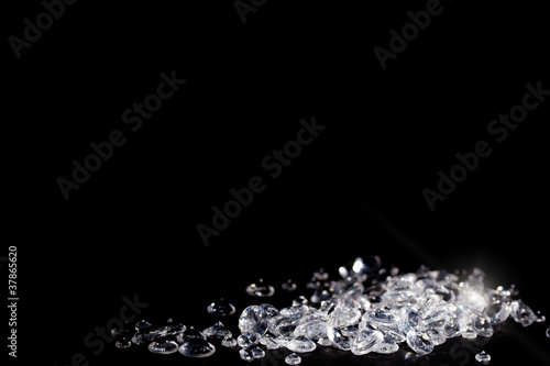 Foto: Diamonds on a black background with copy space Diamonds on a black background with copy space