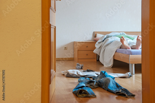 Foto: Mann allein in der Wohnung Mann allein in der Wohnung