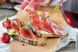Beim Törggelen in Südtirol mit Wein und Speck