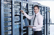 Foto: young it engeneer in datacenter server room young it engeneer in datacenter server room