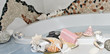 Badewanne mit Steinen und Muscheln zum Entspannen