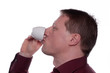 Mann mit Tasse tut Espresso trinken