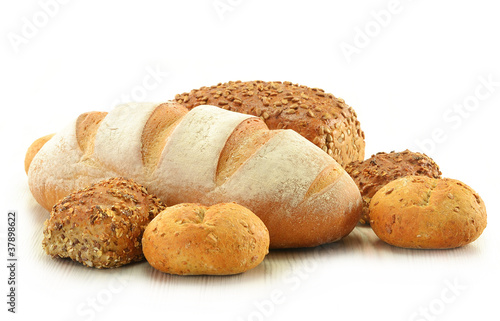 Foto: Composition with bread and rolls isolated on white Composition with bread and rolls isolated on white