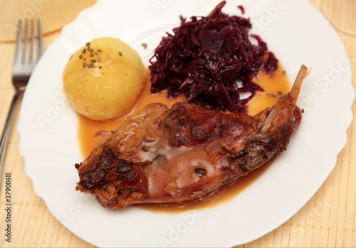 Photo: Kaninchenkeule mit Rotkohl und Kartoffelkloss Kaninchenkeule mit Rotkohl und Kartoffelkloss