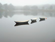 Boote auf nebligem See