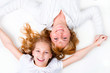 Foto: Mother with her Daughter over white Mother with her Daughter over white
