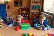 Kinder speilen mit Bausteinen