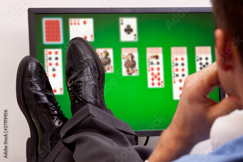 Foto: Langeweile im Büro - Boreout - Pause am Schreibtisch Langeweile im Büro - Boreout - Pause am Schreibtisch