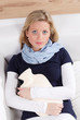 Foto: junge frau hat menstruationsbeschwerden junge frau hat menstruationsbeschwerden