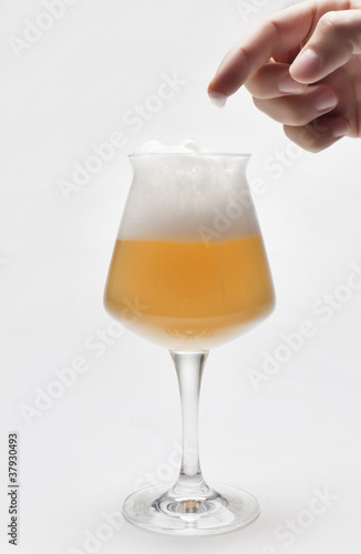 Photo: birra con schiuma e mano birra con schiuma e mano