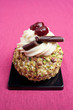 Pasticcino con pistacchi e crema Chantilly