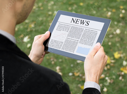 Foto: Reading News On Tablet PC Reading News On Tablet PC